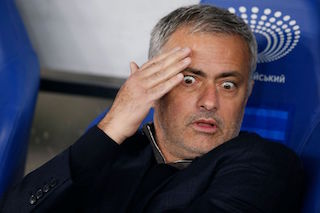 Quel entraineur a succédé à Mourinho sur le banc des blues en décembre 2015?